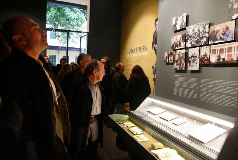 Xavier Rius i J. F. Mira durant la inauguració de la mostra al Museu d